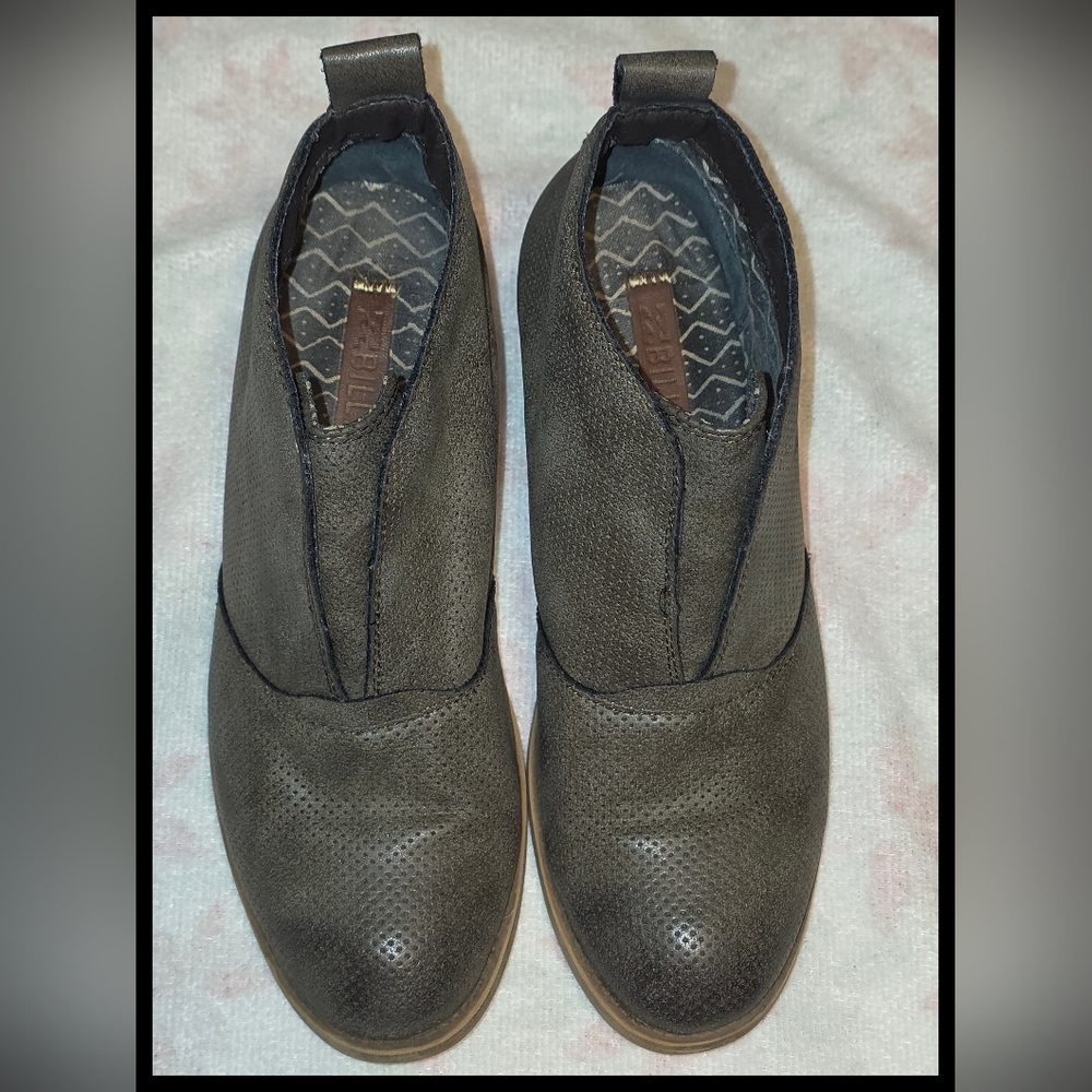 BillaBong Youth Slip On Ankle Boot 👢Size 8, Tan